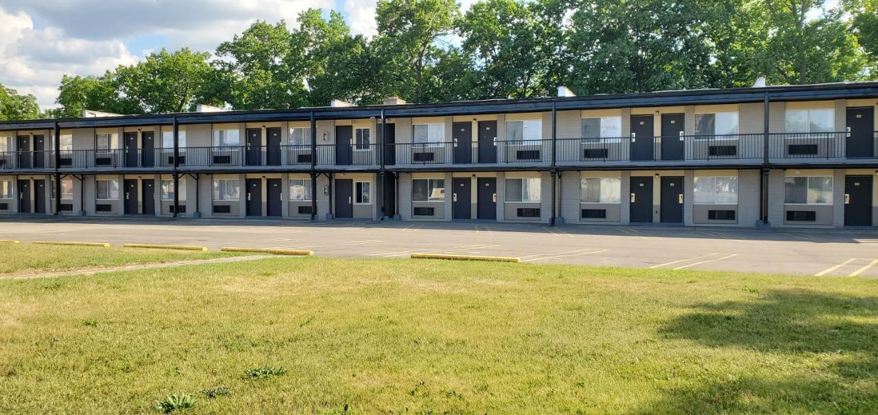 Travelodge By Wyndham Livonia Canton Novi Detroit Area ภายนอก รูปภาพ
