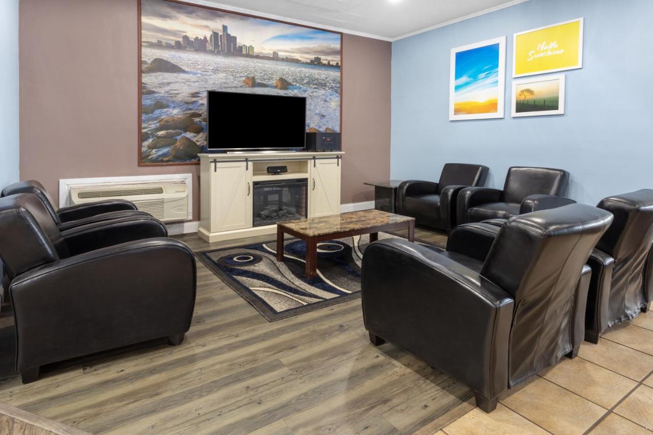 Travelodge By Wyndham Livonia Canton Novi Detroit Area ภายนอก รูปภาพ