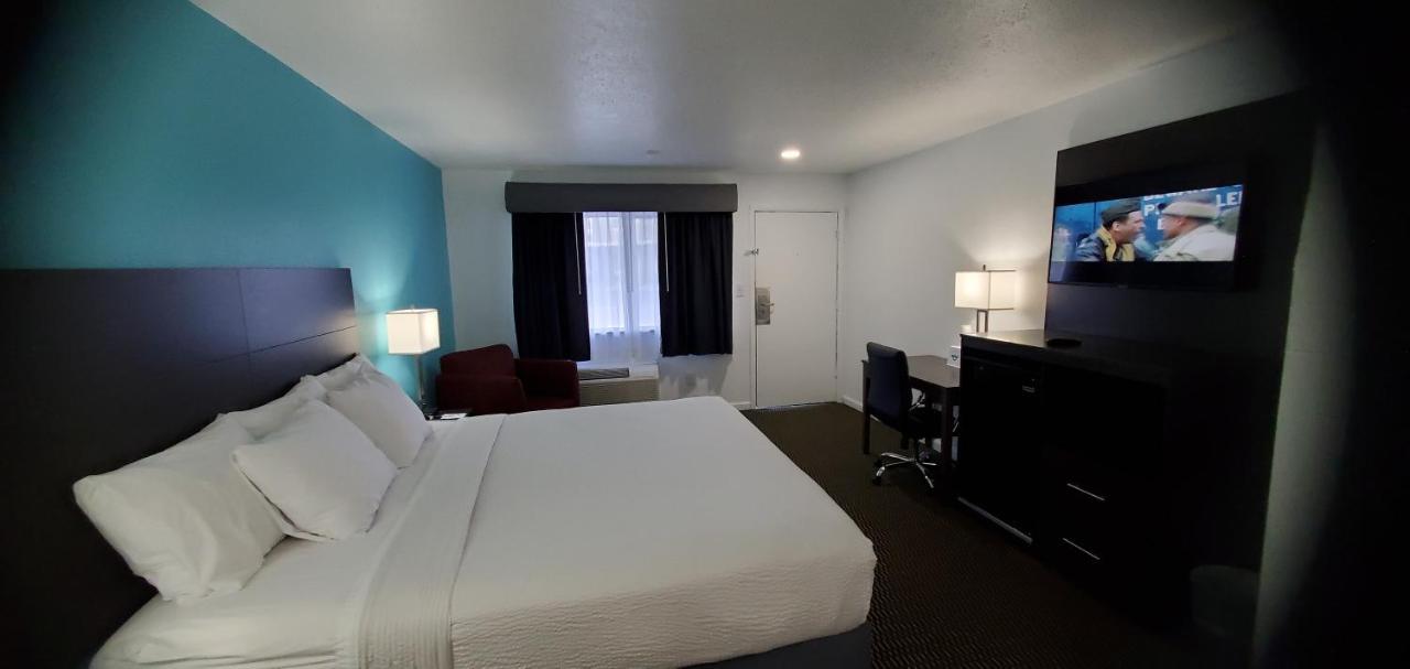Travelodge By Wyndham Livonia Canton Novi Detroit Area ภายนอก รูปภาพ