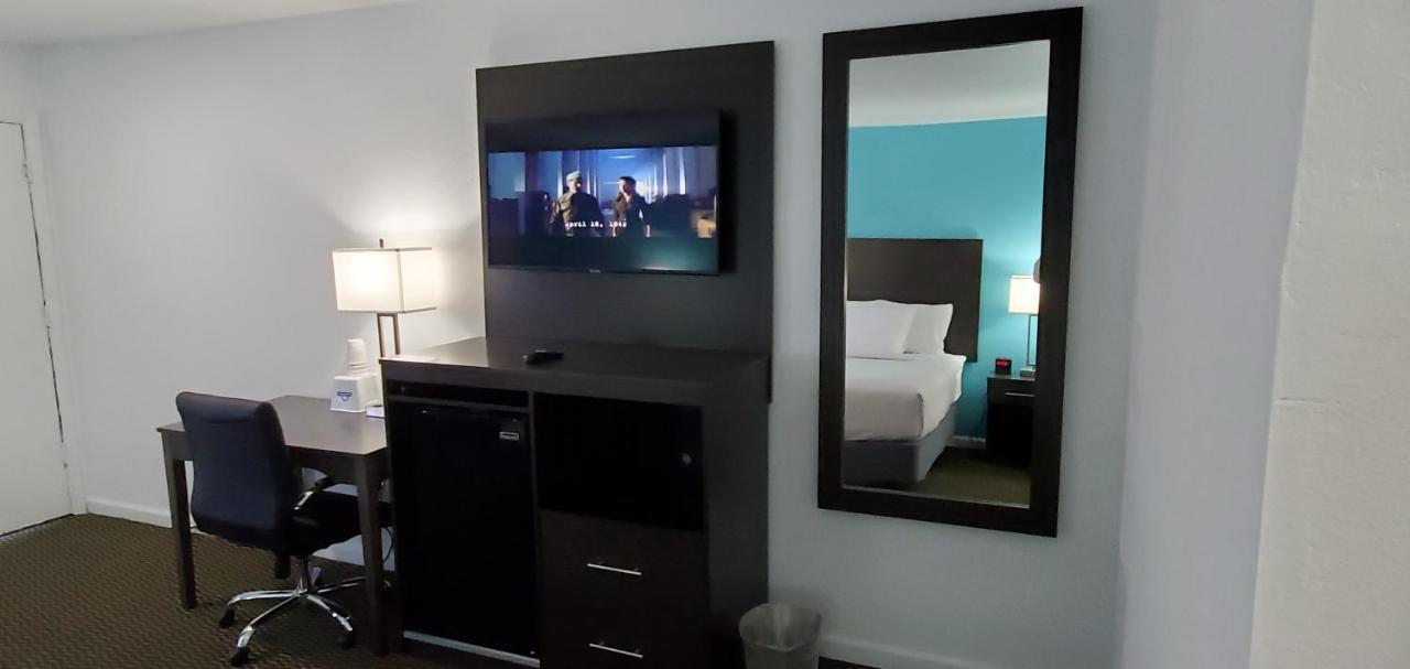 Travelodge By Wyndham Livonia Canton Novi Detroit Area ภายนอก รูปภาพ
