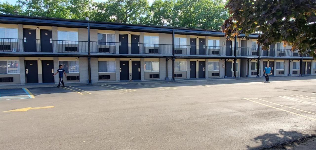 Travelodge By Wyndham Livonia Canton Novi Detroit Area ภายนอก รูปภาพ