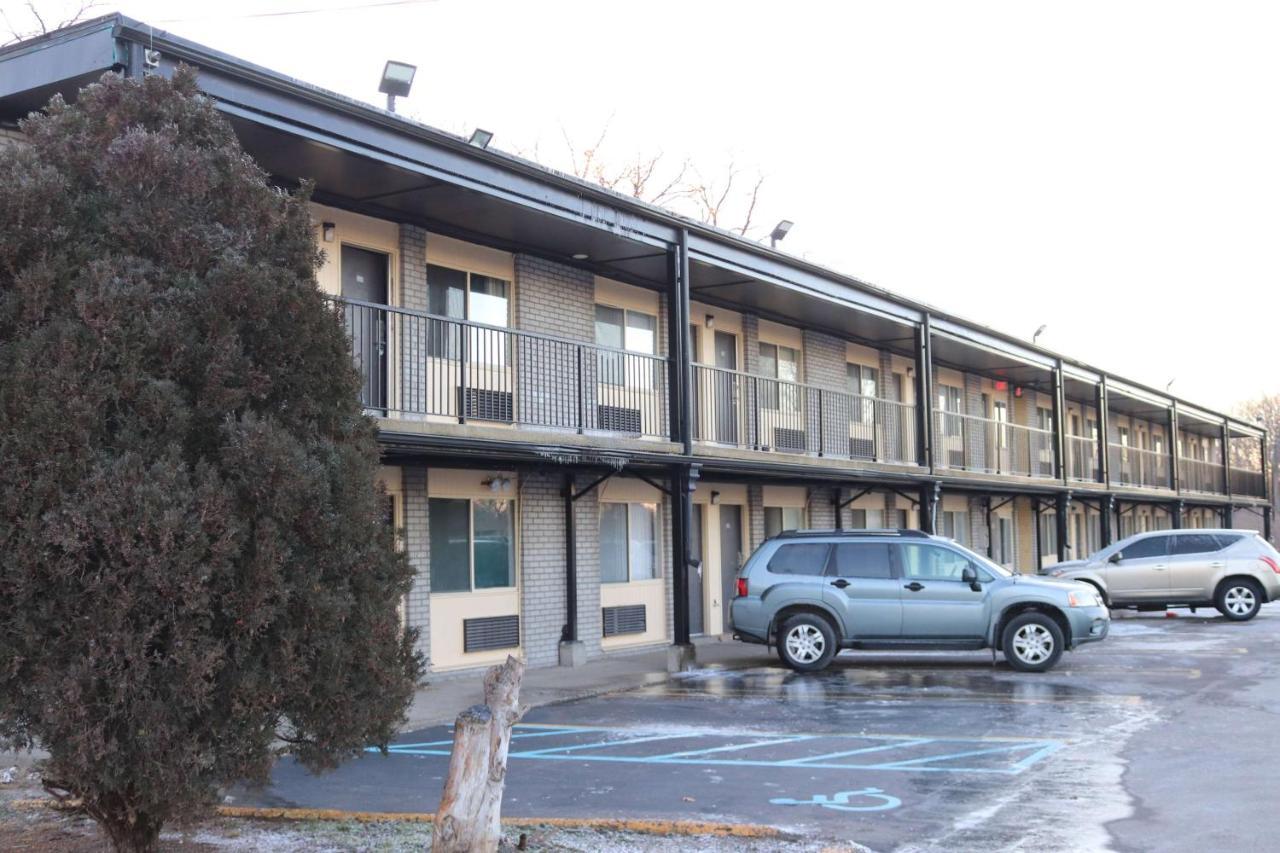 Travelodge By Wyndham Livonia Canton Novi Detroit Area ภายนอก รูปภาพ