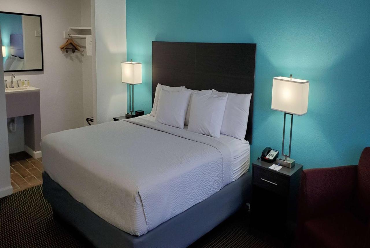 Travelodge By Wyndham Livonia Canton Novi Detroit Area ภายนอก รูปภาพ